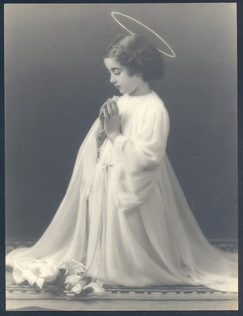 Retrato de una niña vestida de ángel