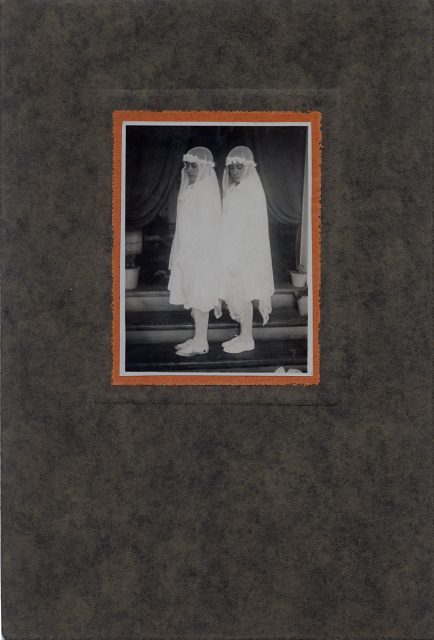 Retrato de dos niñas con trajes blancos