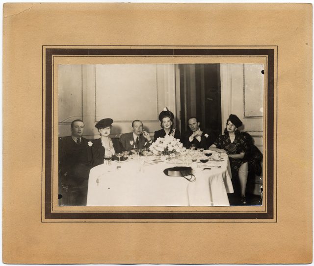 Retrato de mujeres y hombres sentados a una mesa