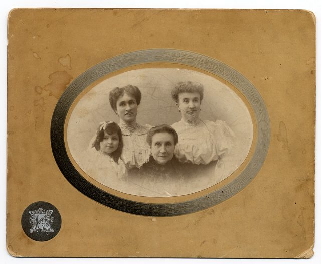 María Rodríguez Orrego (1901-); Eugenia Borgoño Vergara de Barros (1826-); Marta Orrego Barros de Rodríguez (1875-); Martina Barros Borgoño de Orrego (1850-1941)