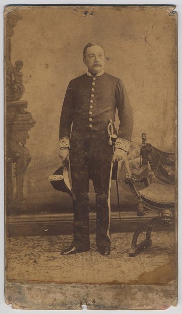 Retrato de un hombre con uniforme