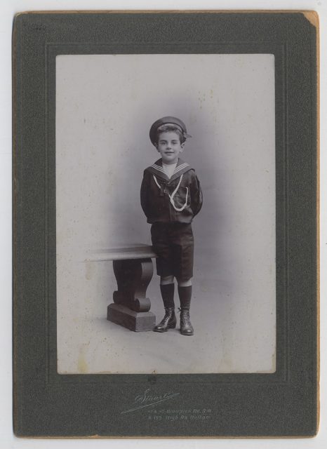 Retrato de un niño vestido de marinero