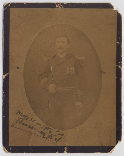 Retrato de Arturo Fernández Vial con uniforme de Capitán de Corbeta