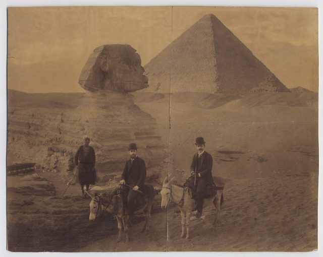 Retrato de dos hombres delante de una pirámide de Egipto