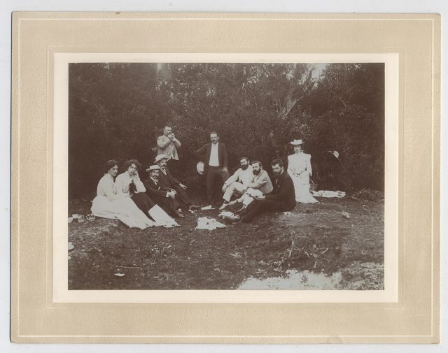 Grupo de personas durante un picnic
