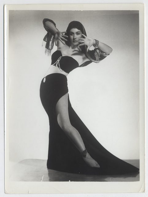 Mujer de traje negro