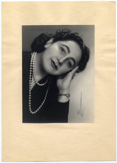 Retrato de una mujer con collar de perlas