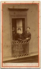 Hombre y mujer sobre un balcón