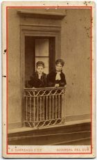 Dos mujeres sobre un balcón