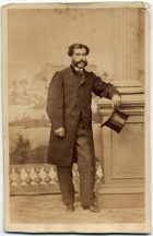 Retrato de un hombre con favoritos