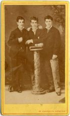 Retrato de tres jóvenes hombres