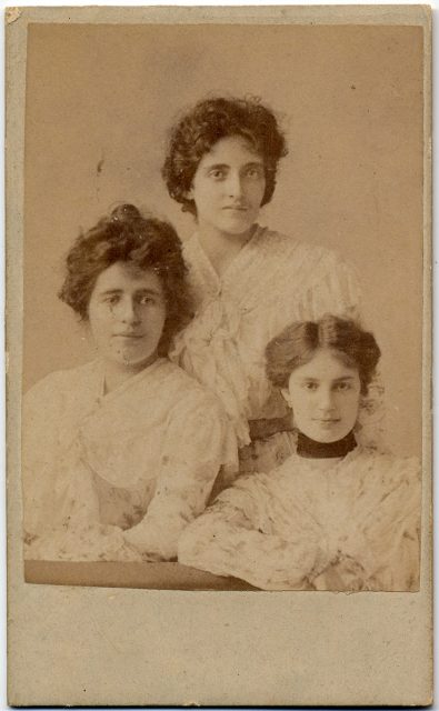 Retrato de tres mujeres