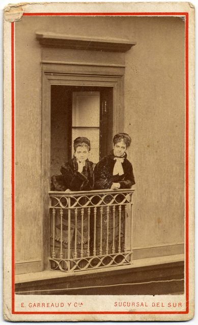 Dos mujeres sobre un balcón