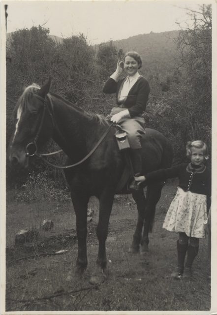 Mujer a caballo, al lado una pequeña niña, Villa Alemana.