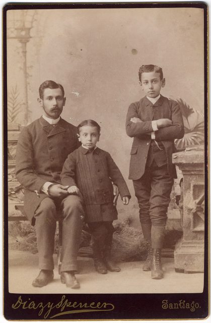 Retrato de un hombre con dos niños.