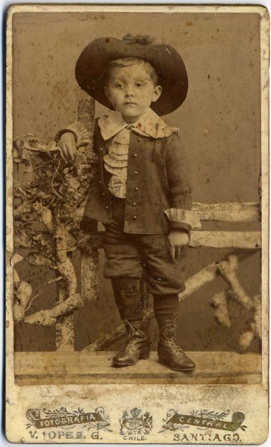 Retrato de un niño con sombrero.