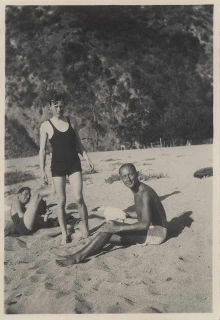 Grupo de hombres en la playa, Laguna Verde.