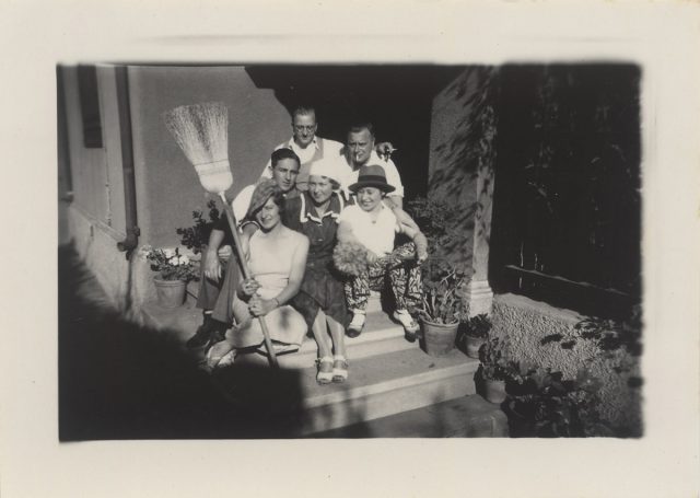 Retrato de grupo en la entrada de la casa