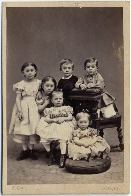 Retrato de seis niños.