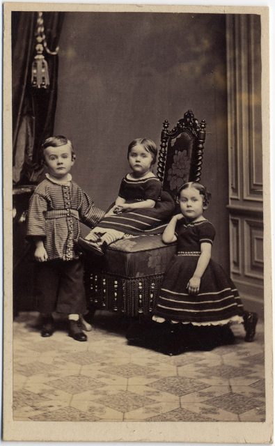 Retrato de tres niños.