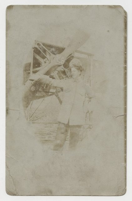 Retrato de Jorge Toloza Flores junto a una avioneta.