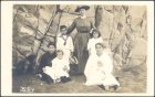 Familia sobre una playa.