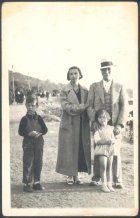 Familia sobre un camino de arena.