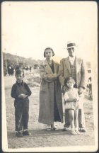 Familia sobre un camino de arena.