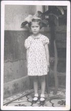 Niña en el patio de su casa.