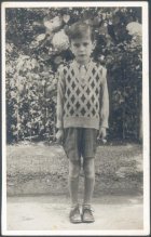 Niño en un jardín