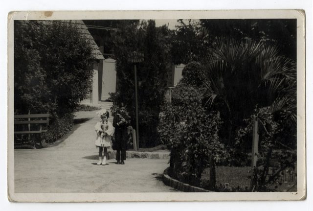 Niños en un parque.