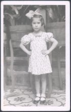 Niña de pie en un patio.