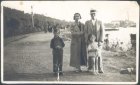 Familia sobre un camino.