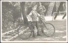 Niño con su bicicleta