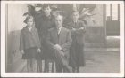 Familia en el patio de su casa