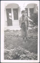 Juan Bley Monroy en un jardín.