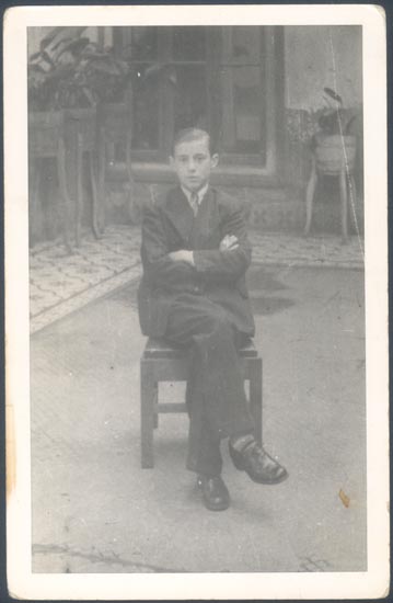 Juan Bley Monroy sentado.