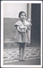 Niña con su muñeca.