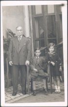 Padre con sus dos niños en el patio de su casa.