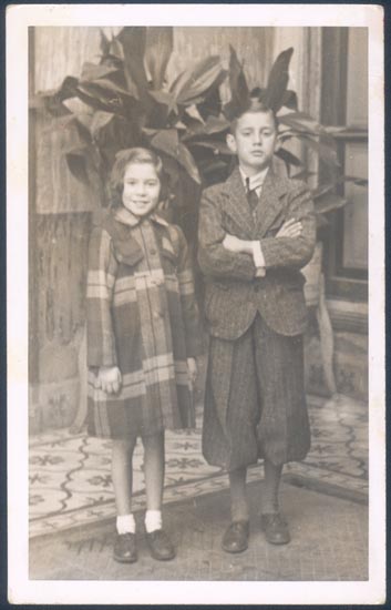 Los hijos del fotógrafo en el patio de una casa