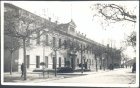 Edificio en una calle bordada con árboles.