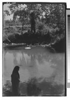 Joven junto al agua