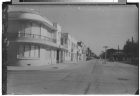 Vista a una esquina junto a una avenida