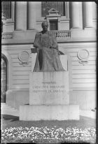 Chile, Santiago - Monumento a Monseñor Errázuriz.