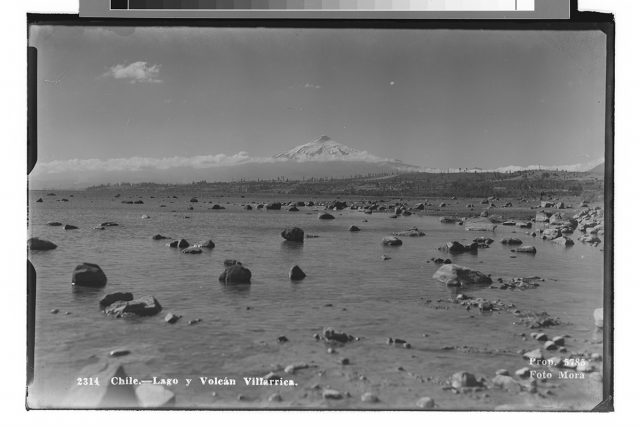 Chile - Lago y Volcán Villarrica.