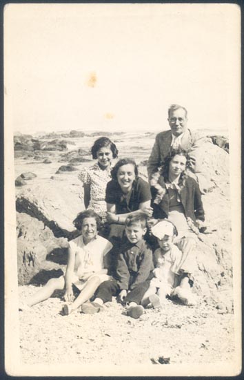 Familia sobre la playa