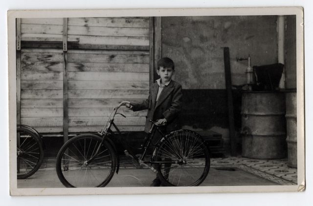 Niño con bicicleta.