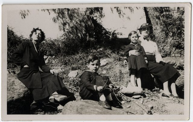 Mujeres y niños sentados en una pendiente