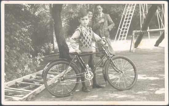 Niño con su bicicleta