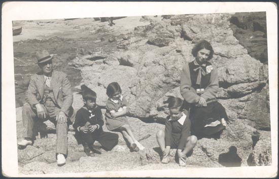 Familia posando sobre rocas.